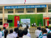 Nhân viên công ty Tâm Anh hướng dẫn học sinh sử dụng mũ bảo hiểm và xe máy điện