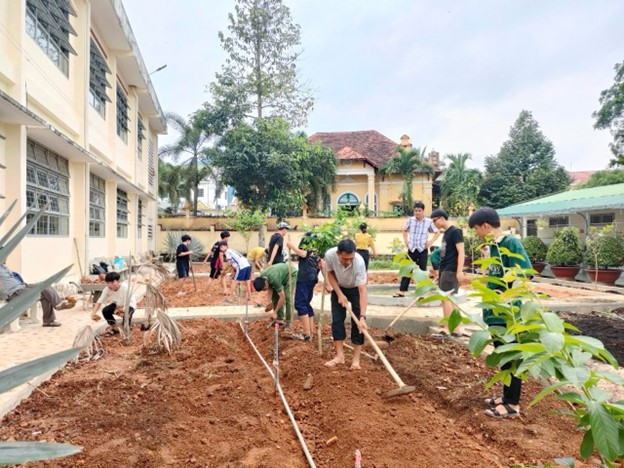 Quý thầy cô giáo cùng học sinh lao động chuẩn bị đất trồng cây
