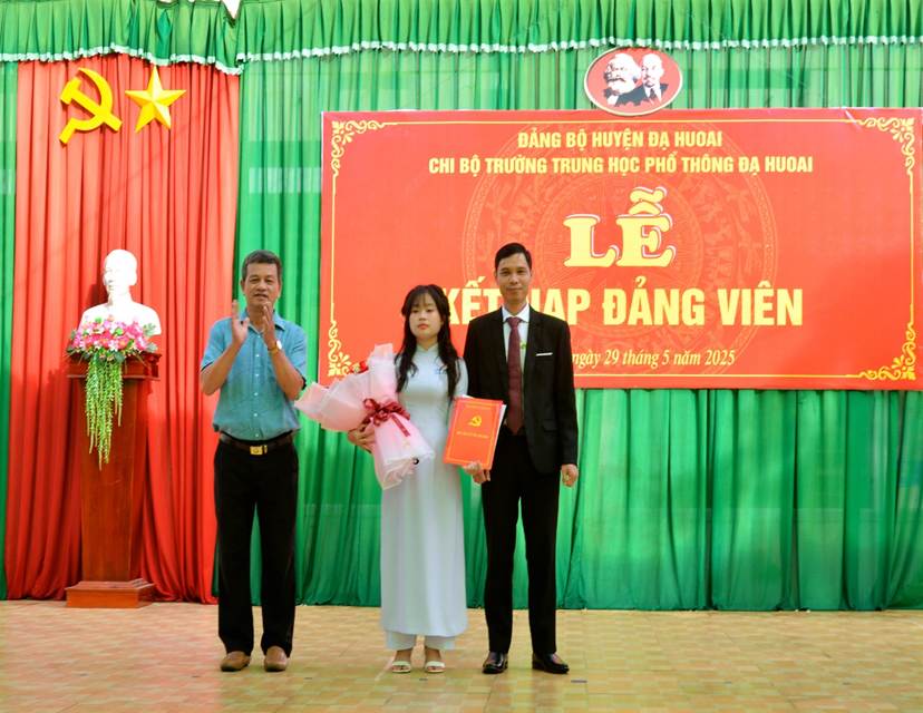 Đại diện lãnh đạo Huyện Ủy trao Quyết định kết nạp Đảng viên cho em Vũ Quỳnh Như