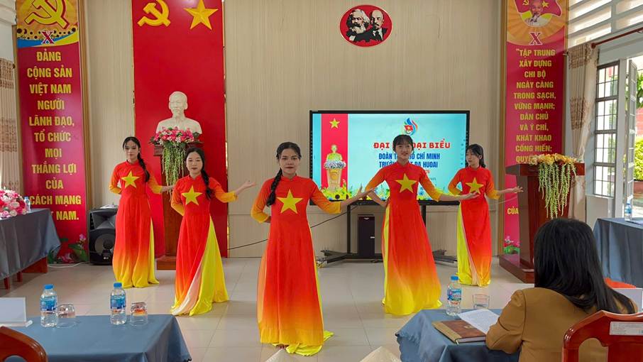Tiết mục văn nghệ được trình diễn bởi các đoàn viên thanh niên trường THPT Đạ Huoai