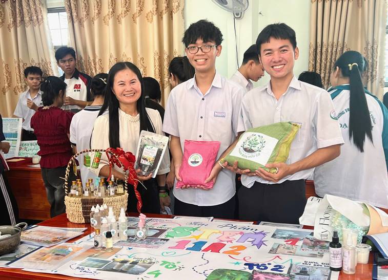 NGÀY HỘI STEM “SÁNG TẠO XANH – ĐỘT PHÁ VÌ MỘT CỘNG ĐỒNG BỀN VỮNG” TẠI TRƯỜNG THPT ĐẠ HUOAI