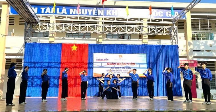 SÔI NỔI CUỘC THI NHẢY DÂN VŨ TẠI TRƯỜNG THPT ĐẠ HUOAI