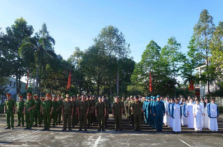 HỌC SINH TRƯỜNG THPT ĐẠ HUOAI THAM GIA LỄ RA QUÂN CAO ĐIỂM TẤN CÔNG, TRẤN ÁP TỘI PHẠM ĐẢM BẢO AN NINH TRẬT TỰ TRÊN ĐỊA BÀN XÃ ĐẠ HUOAI