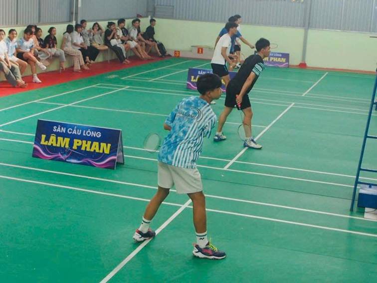 TIẾP NỐI HỘI KHỎE PHÙ ĐỔNG: SÔI ĐỘNG NỘI DUNG CẦU LÔNG TẠI TRƯỜNG THPT ĐẠ HUOAI