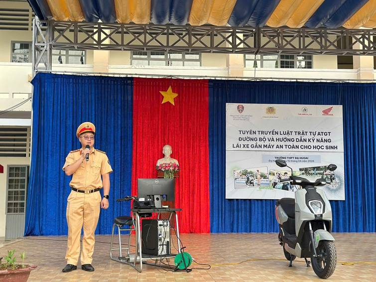 TUYÊN TRUYỀN AN TOÀN GIAO THÔNG VÀ KỸ NĂNG LÁI XE AN TOÀN CHO HỌC SINH TRƯỜNG THPT ĐẠ HUOAI