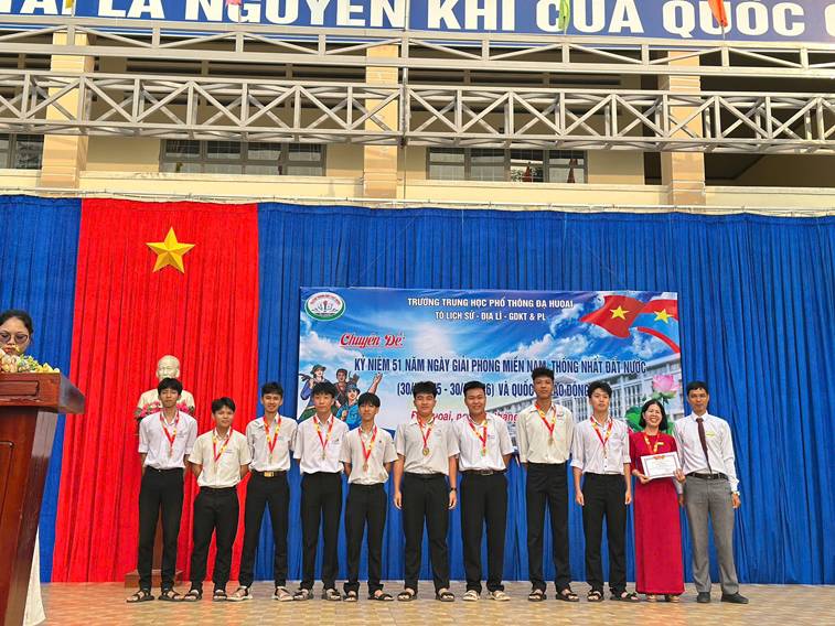 SÔI NỔI LỄ TRAO GIẢI BÓNG ĐÁ – ĐẠI HỘI THỂ DỤC THỂ THAO TRƯỜNG THPT ĐẠ HUOAI