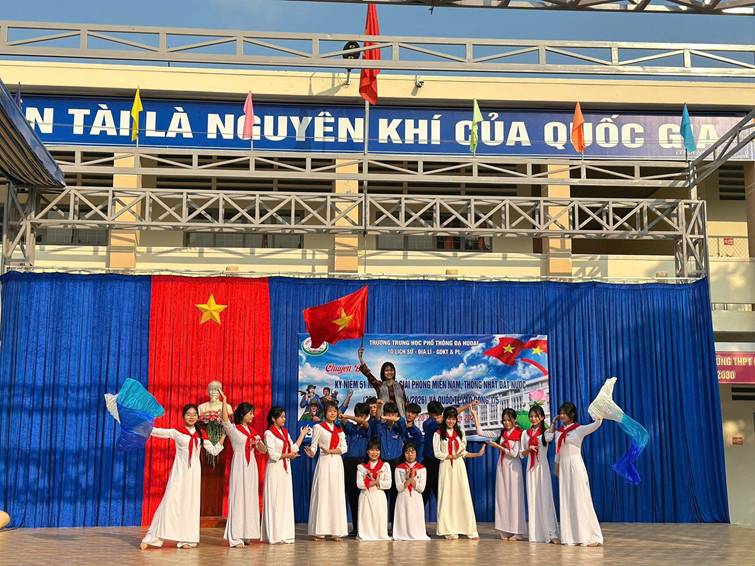 TUYÊN TRUYỀN KỶ NIỆM NGÀY 30/4 – GIẢI PHÓNG MIỀN NAM VÀ 1/5 – QUỐC TẾ LAO ĐỘNG LAN TỎA GIÁ TRỊ LỊCH SỬ TRONG MÔI TRƯỜNG HỌC ĐƯỜNG