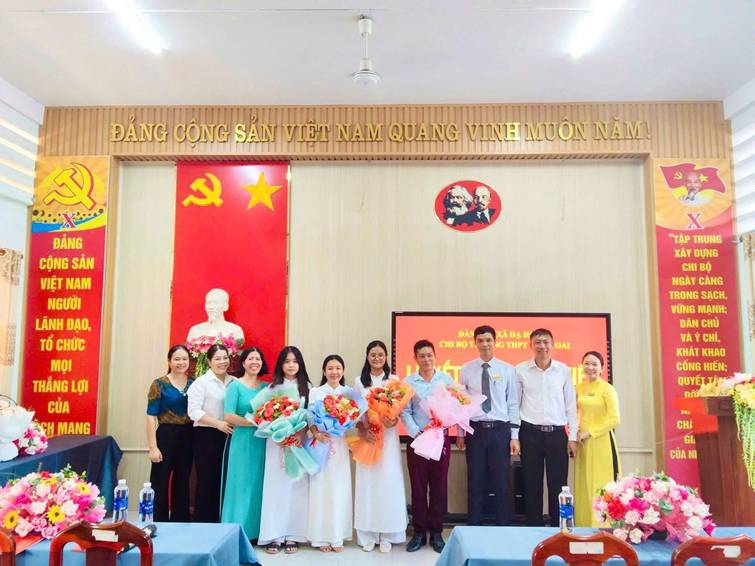 TRANG TRỌNG TỔ CHỨC LỄ KẾT NẠP ĐẢNG VIÊN MỚI TẠI TRƯỜNG THPT ĐẠ HUOAI